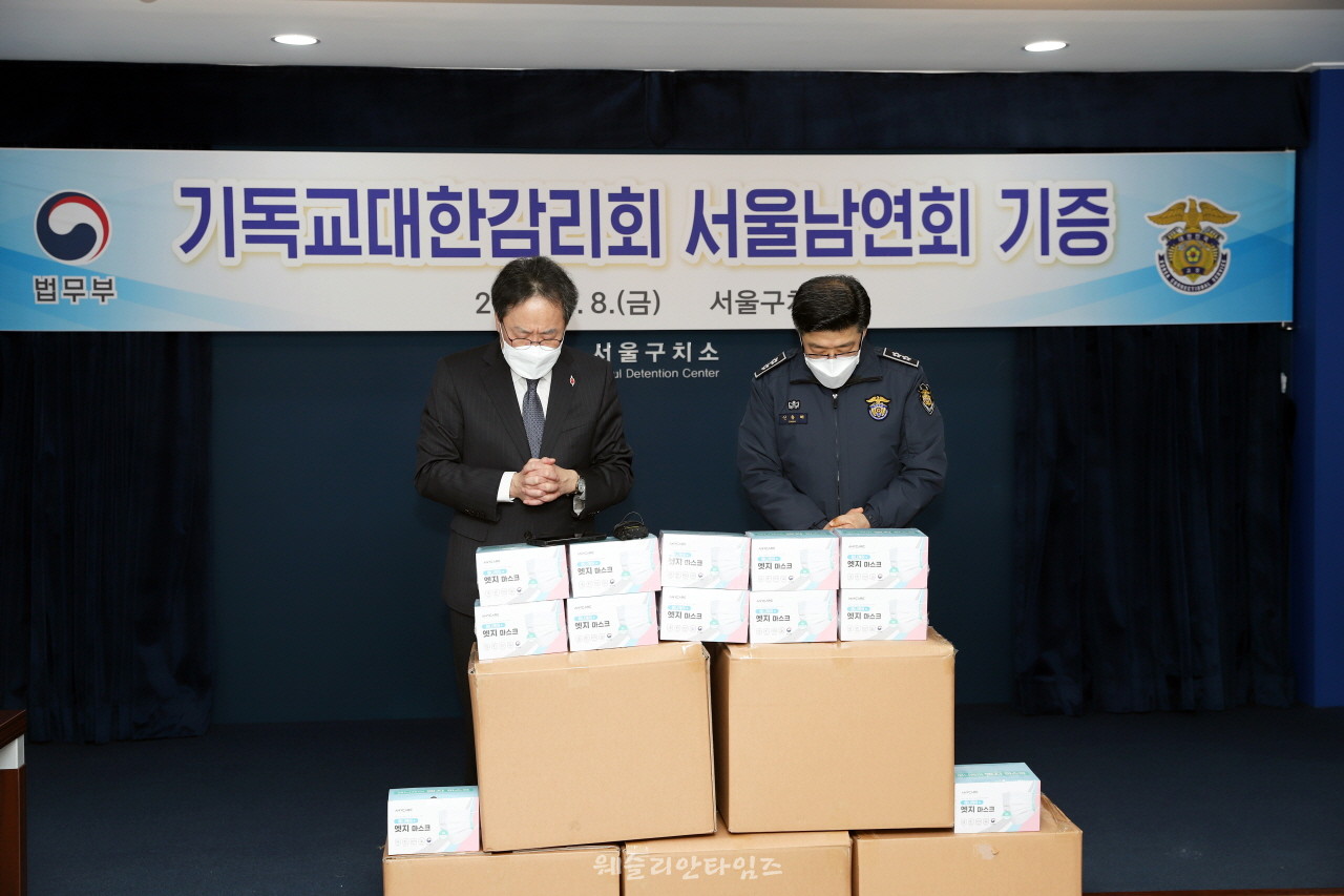 서울구치소 직원들과 수용자들을 위해 기도하고 있는 김정석 감독(사진 왼쪽)
