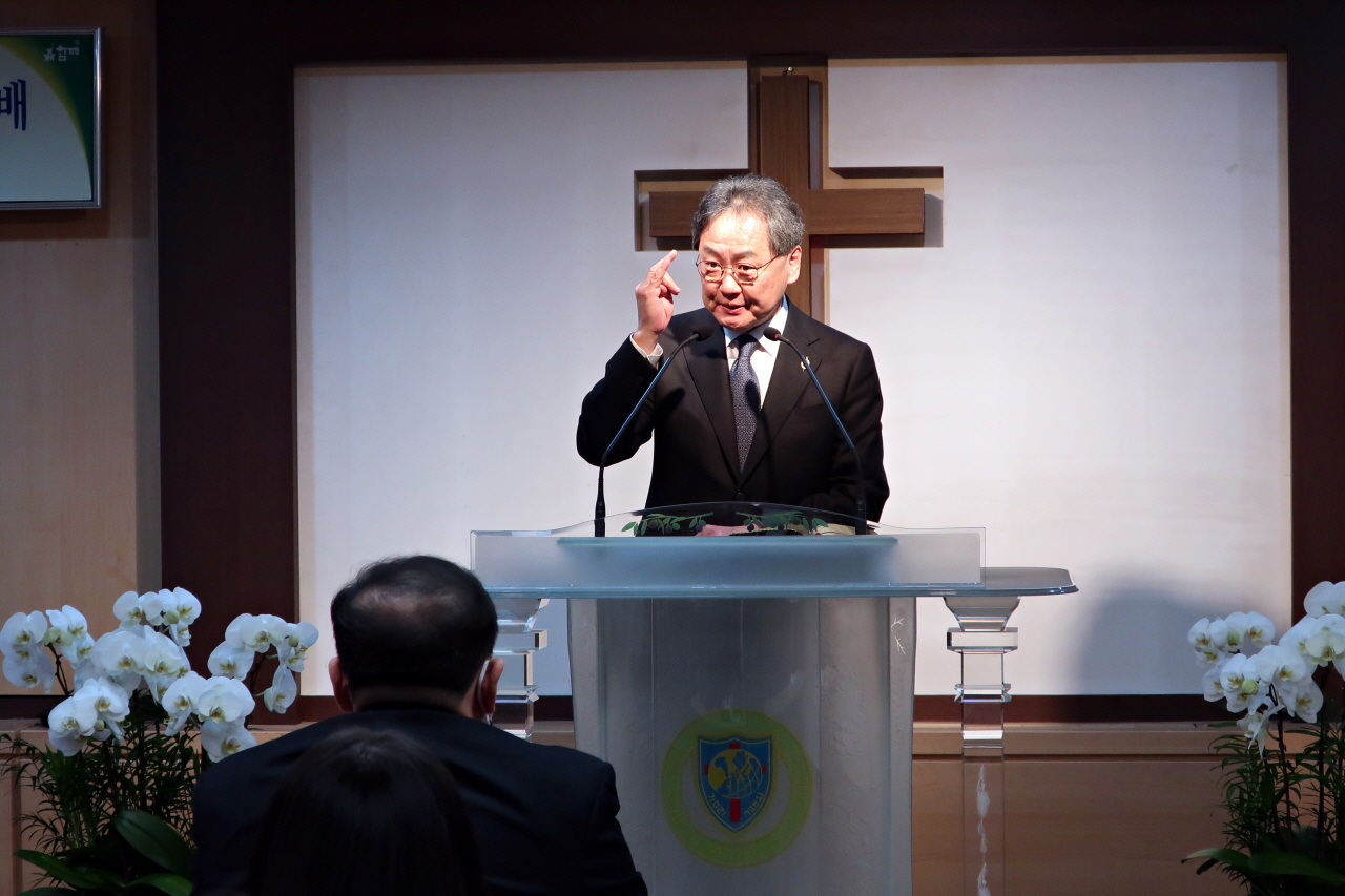 말씀을 전하고 있는 김정석 감독