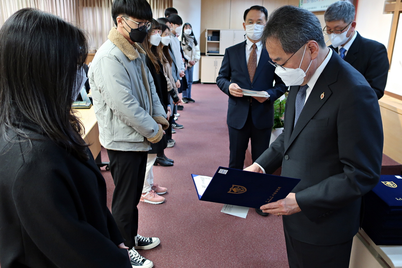 장학금 수여 모습