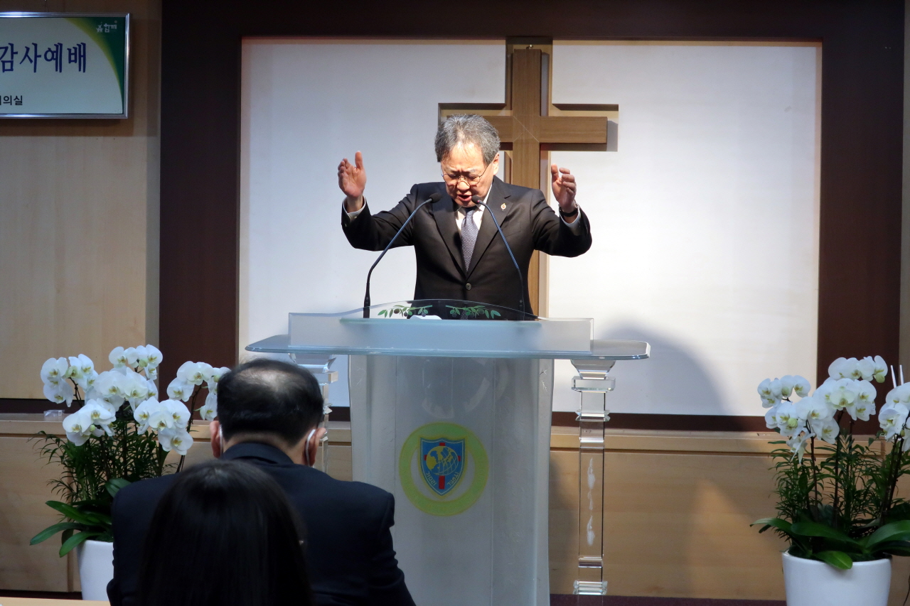 축도하고 있는 김정석 감독