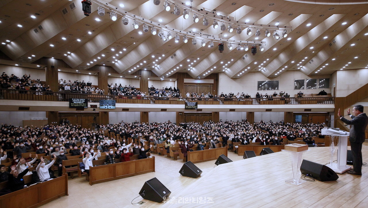 ▲ 대전 한빛교회 ‘2023 50일 기도학교’ 시작 첫날 말씀을 전하는 백용현 목사