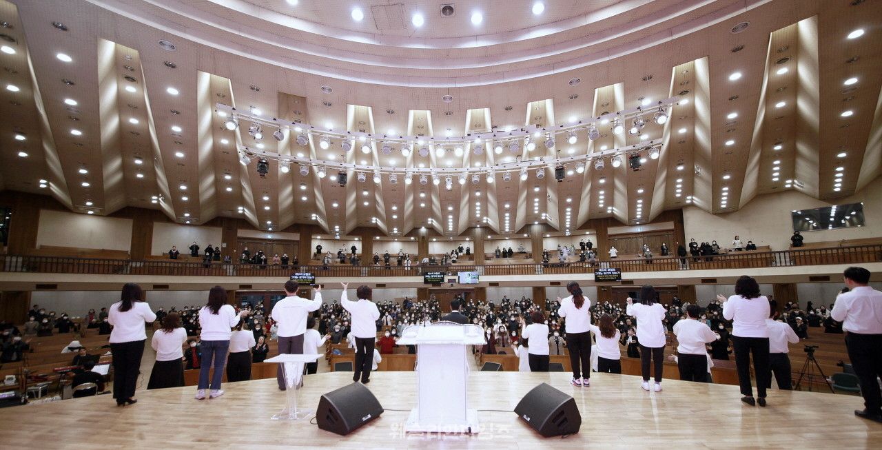 ▲대전 한빛교회- ‘2023 50일 기도학교’ 찬양 모습