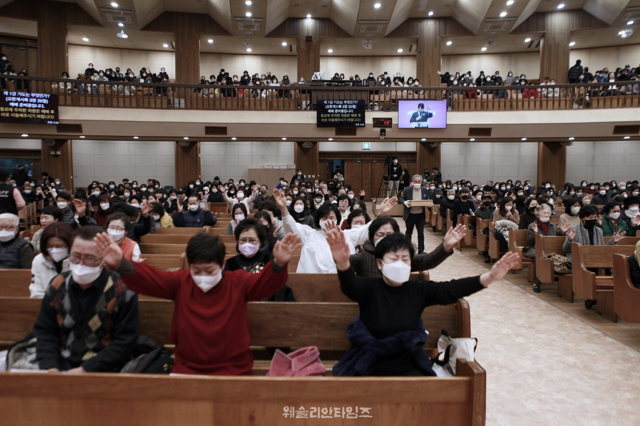 ▲대전 한빛교회- ‘2023 50일 기도학교’ 기도하는 교인들