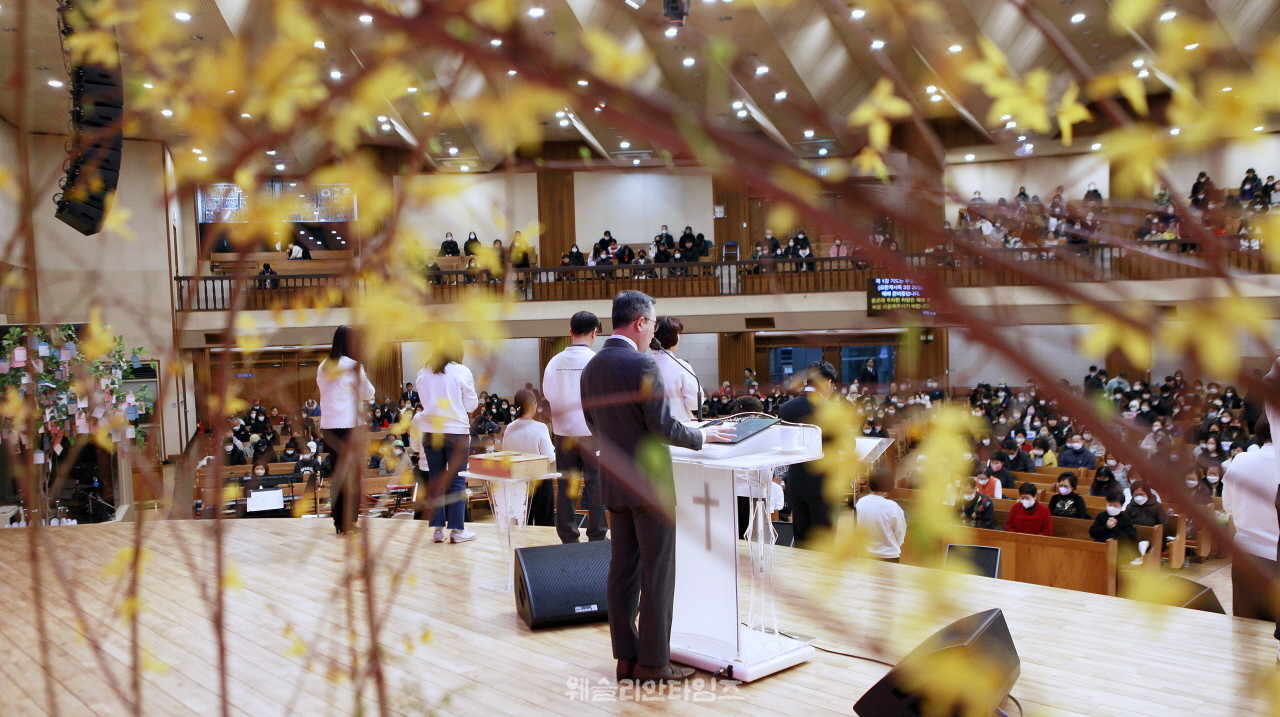 ▲대전 한빛교회- ‘2023 50일 기도학교’ 찬양하는 백용현 목사