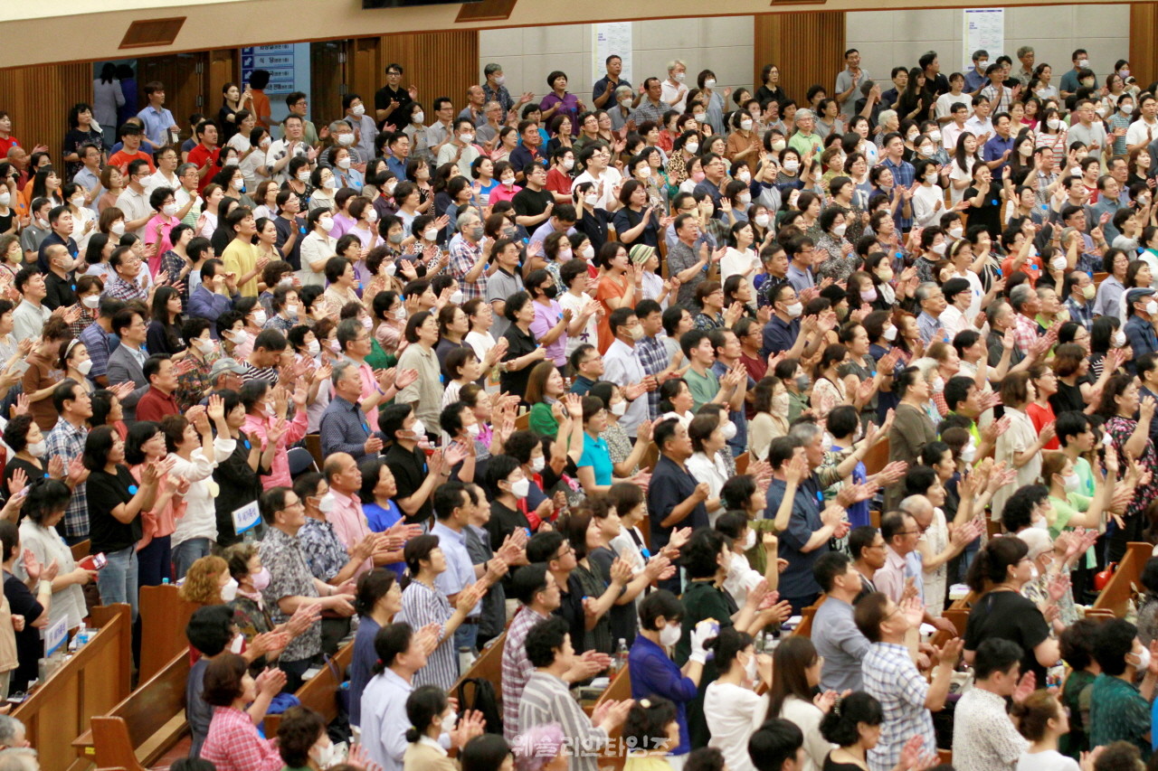 ▲ 대전 한빛교회- ‘2023 기도컨퍼런스’ 시작 - 첫날 저녁 집회 찬양하는 모습