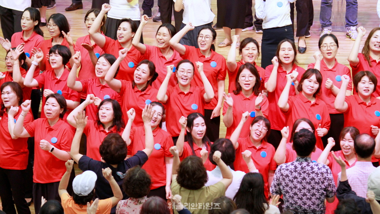 ▲ 대전 한빛교회- ‘2023 기도컨퍼런스’ 시작 - 첫날 찬양단 찬양 모습