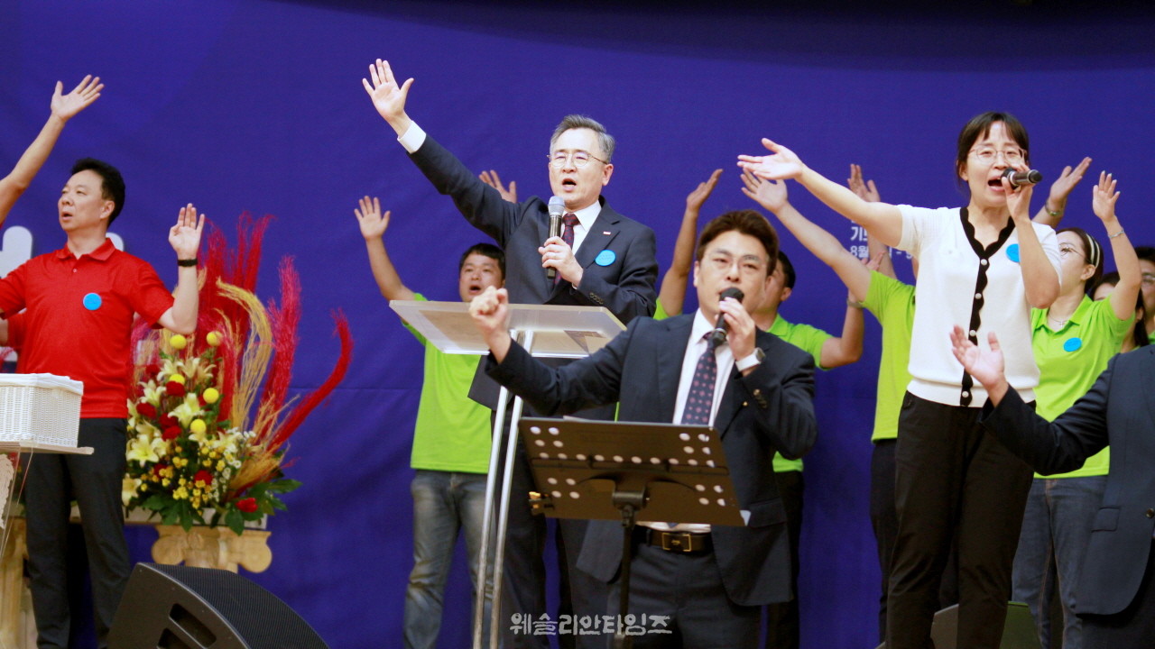 ▲ 대전 한빛교회- ‘2023 기도컨퍼런스’ 시작 - 첫날 저녁 강의 마치고 찬양하는 백용현 목사 
