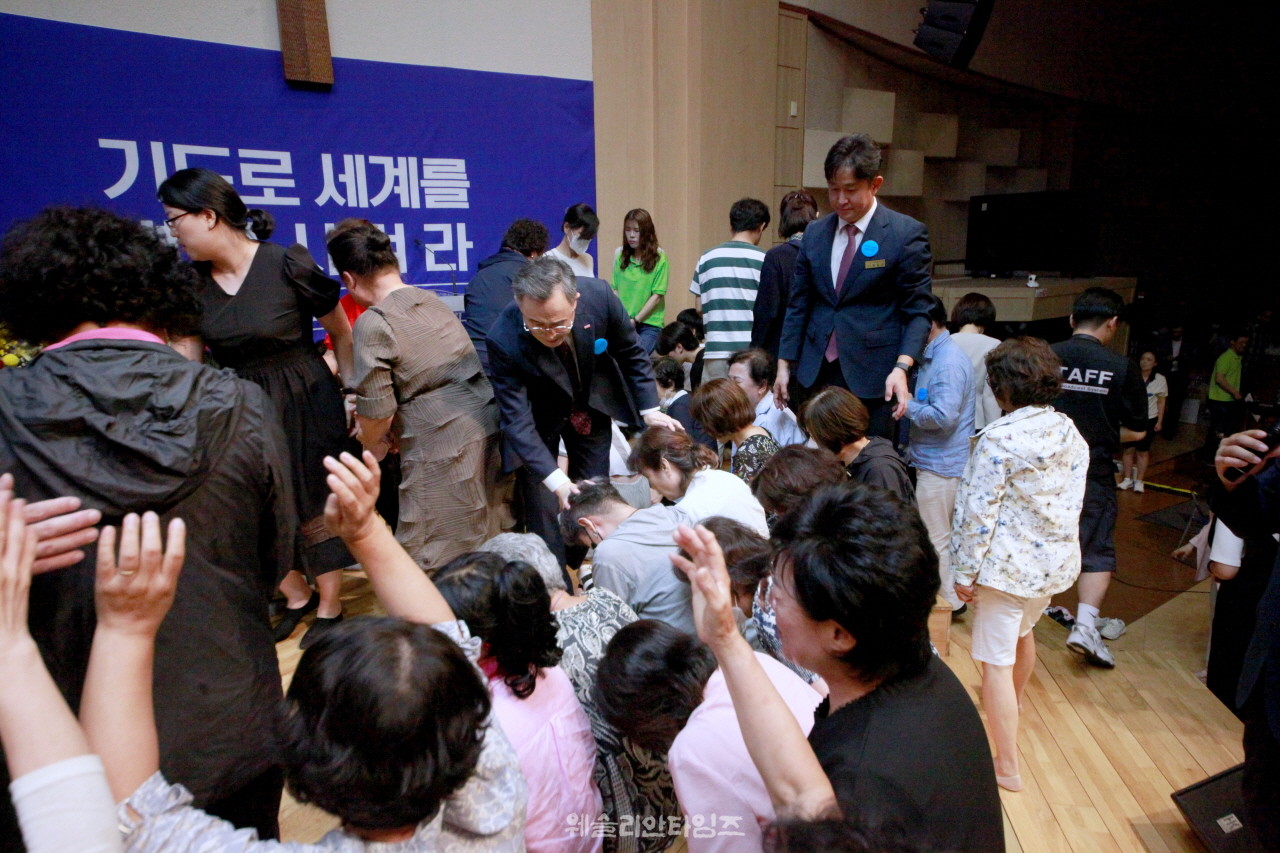▲ 대전 한빛교회- ‘2023 기도컨퍼런스’ 시작 - 첫날 저녁 강의를 마치고 안수기도하는 백용현 목사 