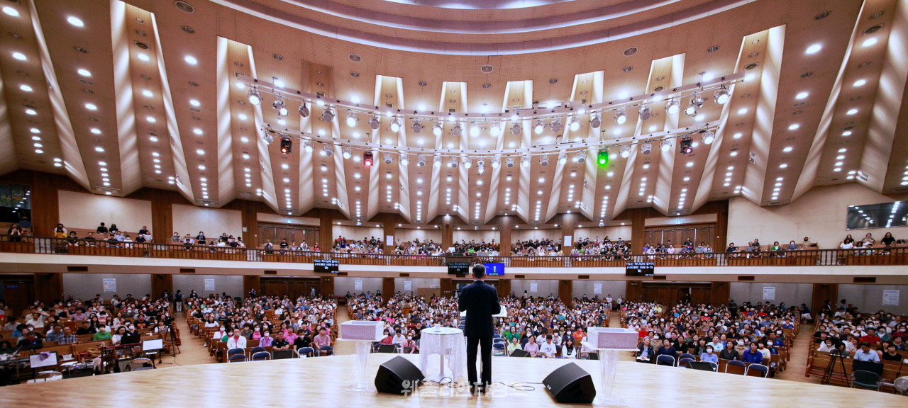 ▲ 대전 한빛교회- ‘2023 기도컨퍼런스’ 둘째날 오전 강의를 진행하는 백용현 목사 