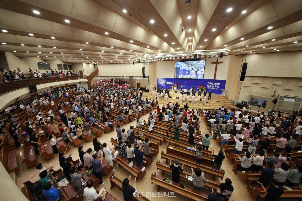 ▲ 대전 한빛교회- ‘2023 기도컨퍼런스’ 마지막날 모든 강의를 마치고 사역자들이 나와서 찬양하는 모습