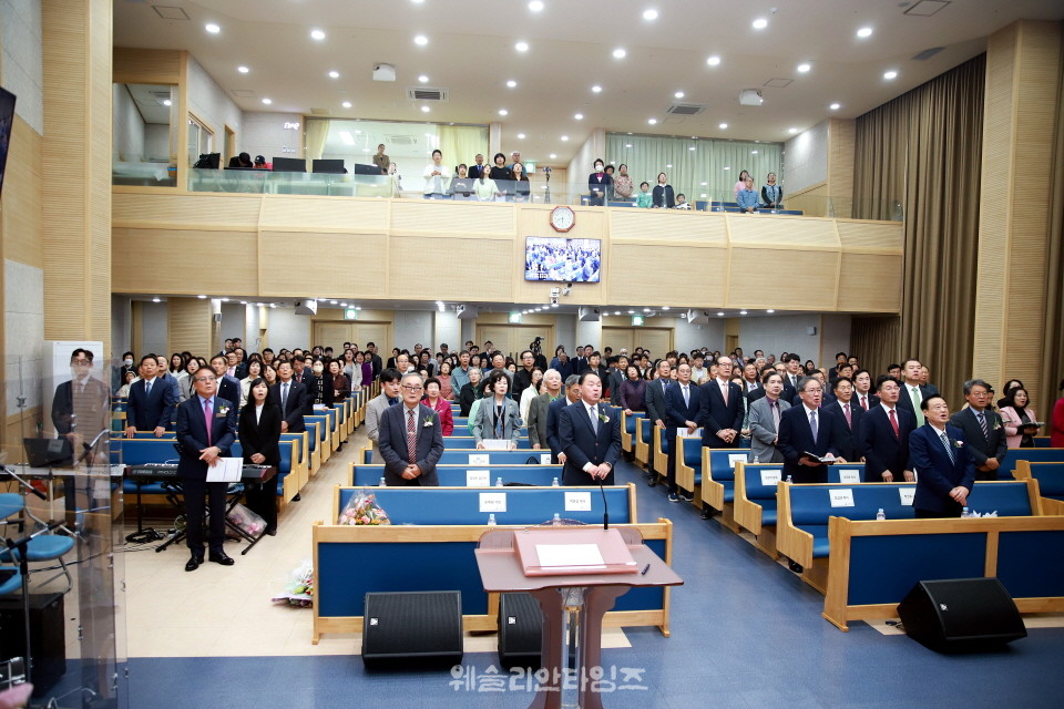 은퇴 찬하 및 취임 감사예배 중