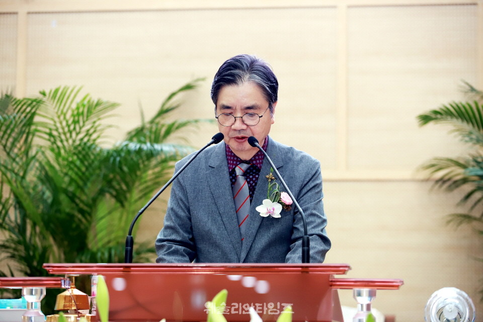 성경을 읽고 있는 김윤배 장로