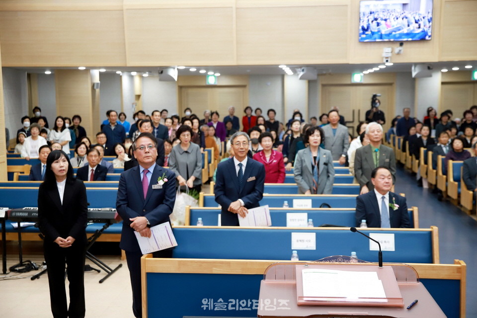 취임 문답 중인 교인들