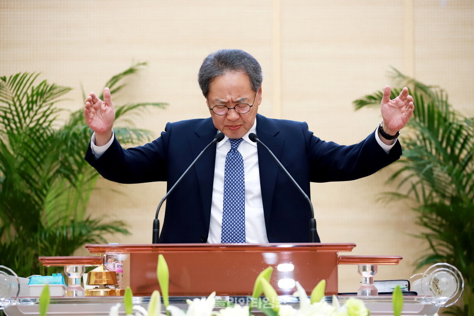 축도 중인 김정석 목사