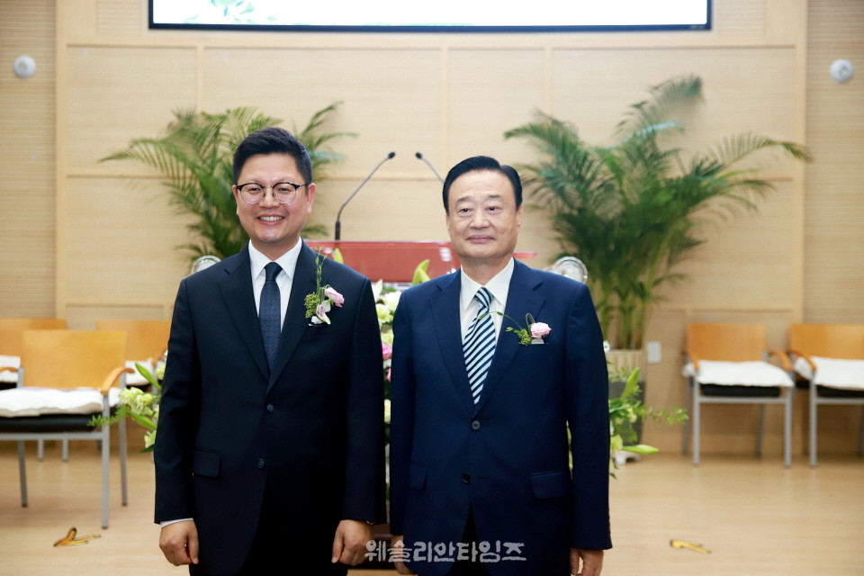 기념 촬영 중인 박중섭 목사(사진 왼쪽)와 김갑성 목사