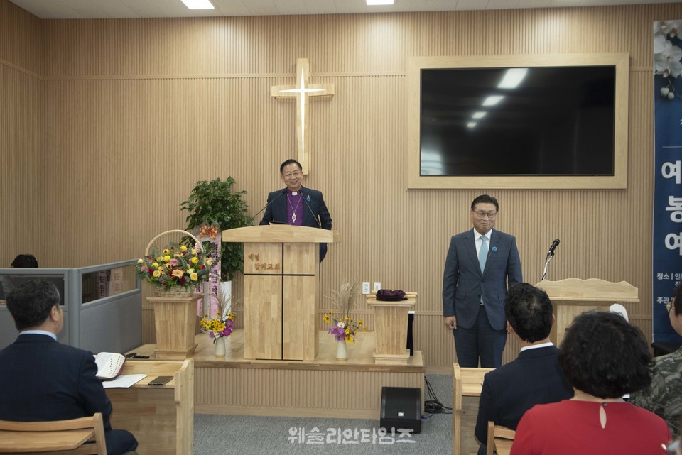 설교에 앞서 장성현 목사를 헌신을 소개하는 김찬호 감독