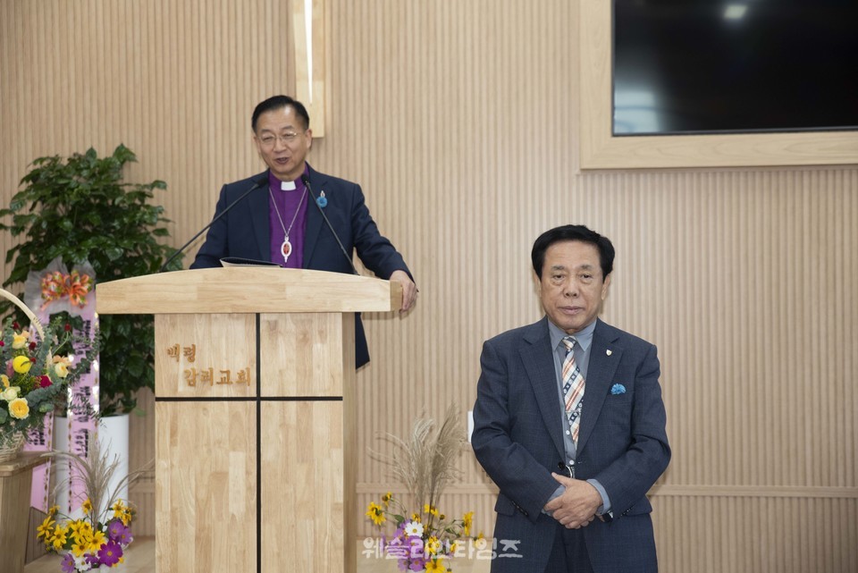 설교에 앞서 이상호 장로의 헌신을 소개하는 김찬호 감독