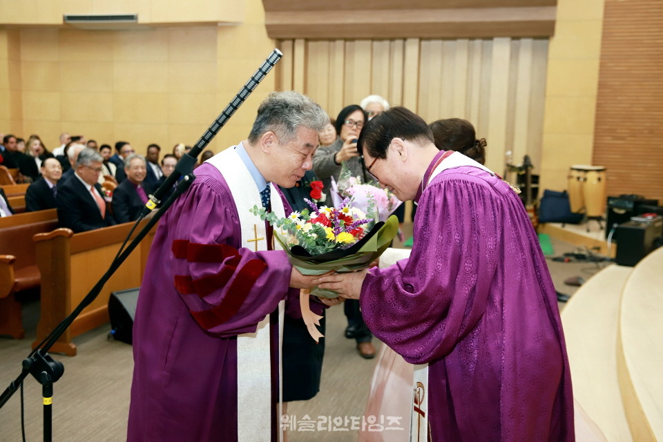 축하 꽃다발을 전하고 있는 김영민 감독