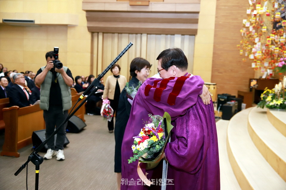 꽃다발 전하고 포옹 중