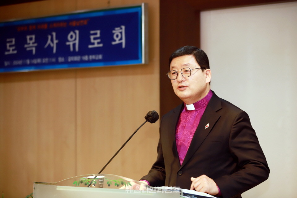 설교하고 있는 유병용 감독