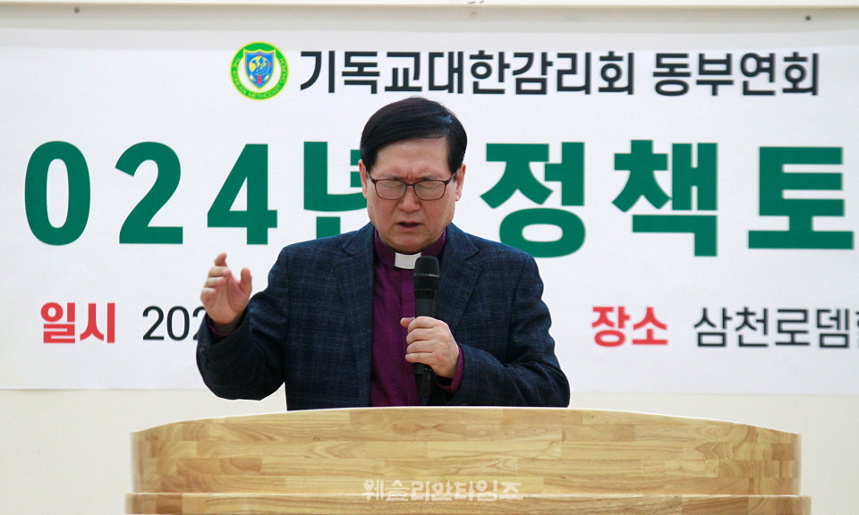 ▲동부연회, 정책 토론회 개회예배 축도 - 우광성 감독