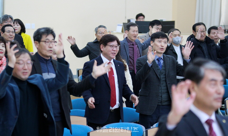 ▲동부연회, 정책 토론회-삼천 로뎀힐링타운 찬양하는 연회원들 모습