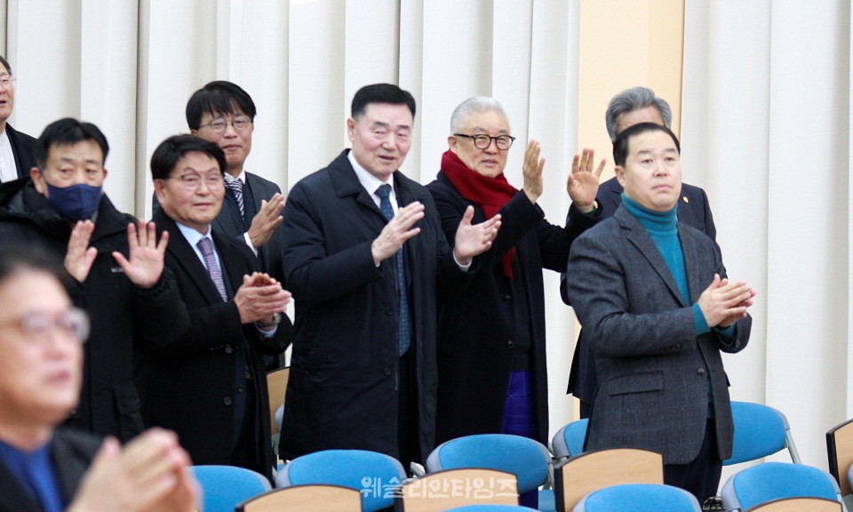 ▲동부연회, 정책 토론회-삼천 로뎀힐링타운 찬양하는 연회원들 모습