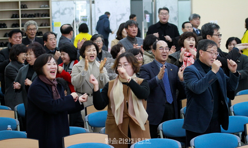 ▲동부연회, 정책 토론회-삼천 로뎀힐링타운 찬양하는 연회원들 모습