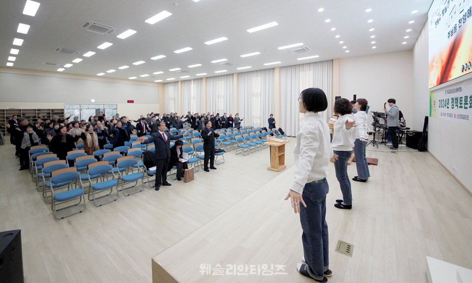 ▲동부연회, 정책 토론회-삼천 로뎀힐링타운 준비찬양 시간