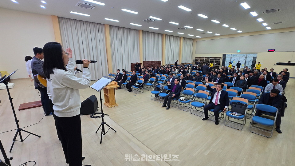 ▲동부연회, 정책 토론회-삼천 로뎀힐링타운 준비찬양 시간