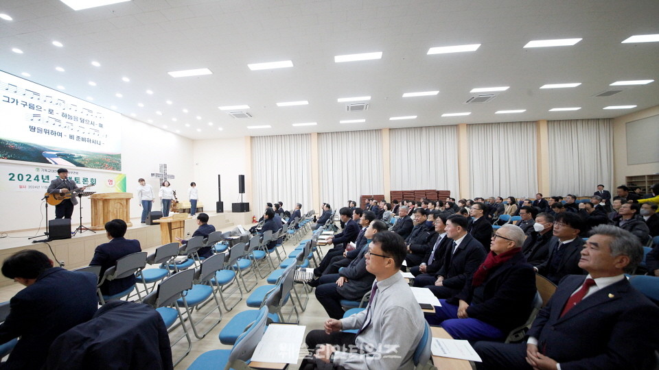 ▲동부연회, 정책 토론회-삼천 로뎀힐링타운 준비찬양 시간