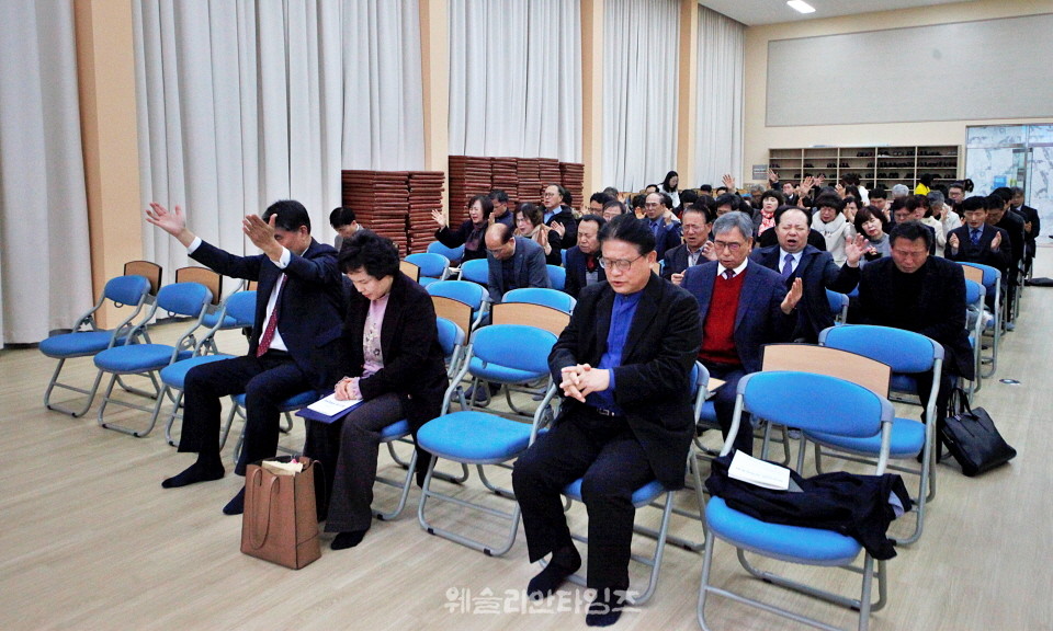 ▲동부연회, 정책 토론회-삼천 로뎀힐링타운 기도하는 연회원들 모습