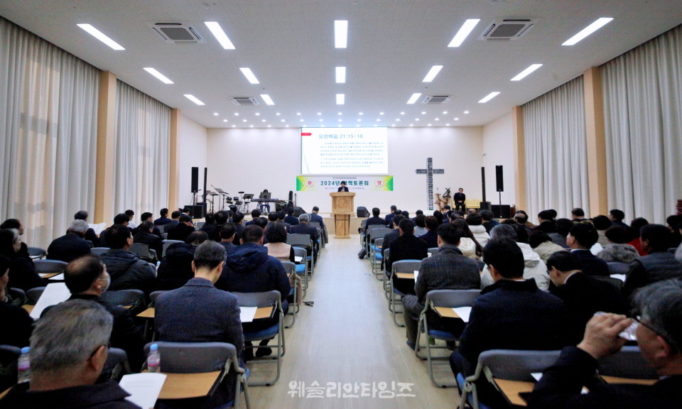 ▲동부연회, 정책 토론회-삼천 로뎀힐링타운 개회예배 말씀을 전하는 우광성 감독