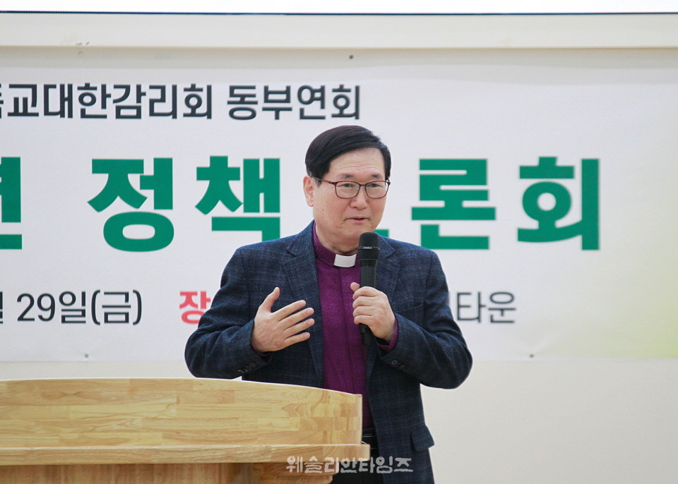 ▲동부연회, 정책 토론회-삼천 로뎀힐링타운 개회예배 말씀을 전하는 우광성 감독