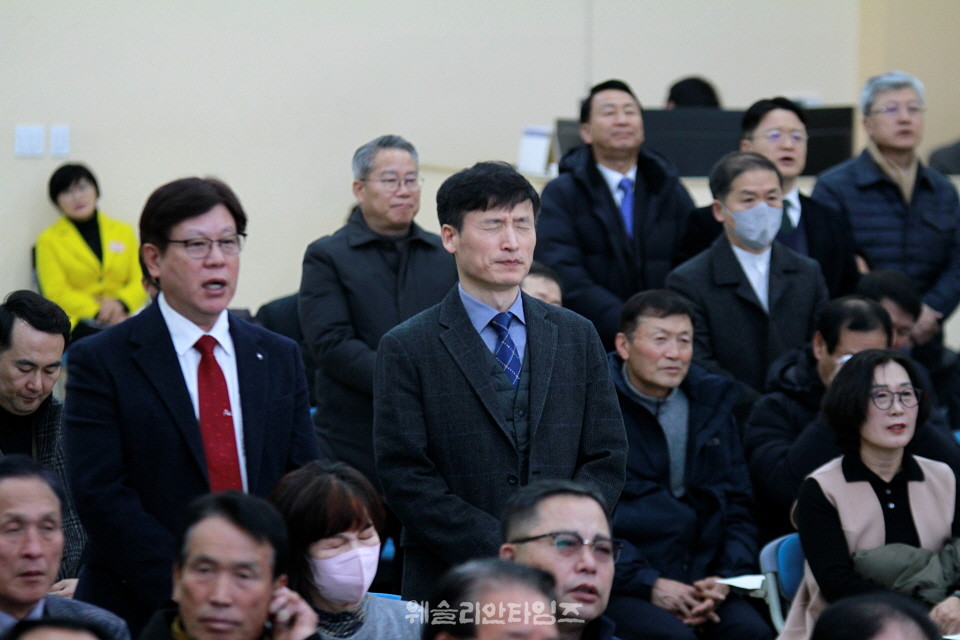 ▲동부연회, 정책 토론회-삼천 로뎀힐링타운 개회예배 모습