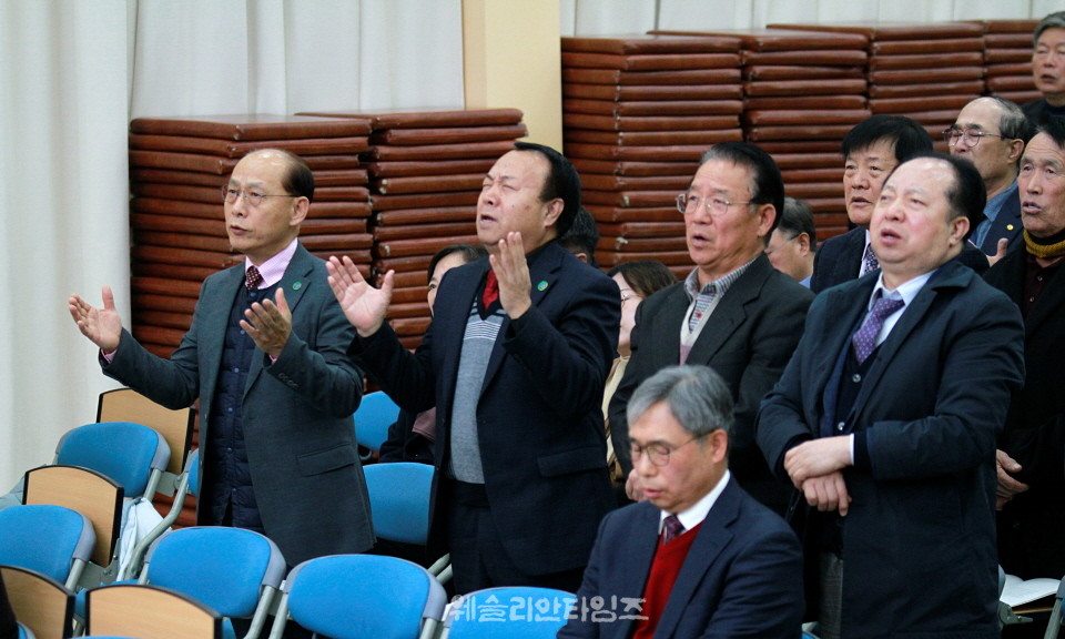 ▲동부연회, 정책 토론회-삼천 로뎀힐링타운 개회예배 모습