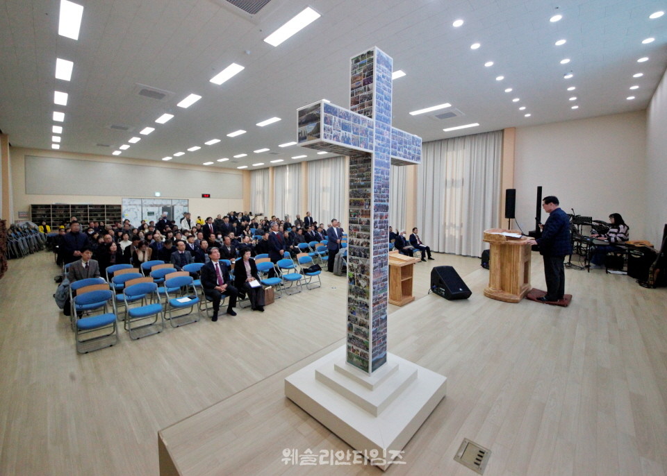 ▲동부연회, 정책 토론회-삼천 로뎀힐링타운 개회예배 모습