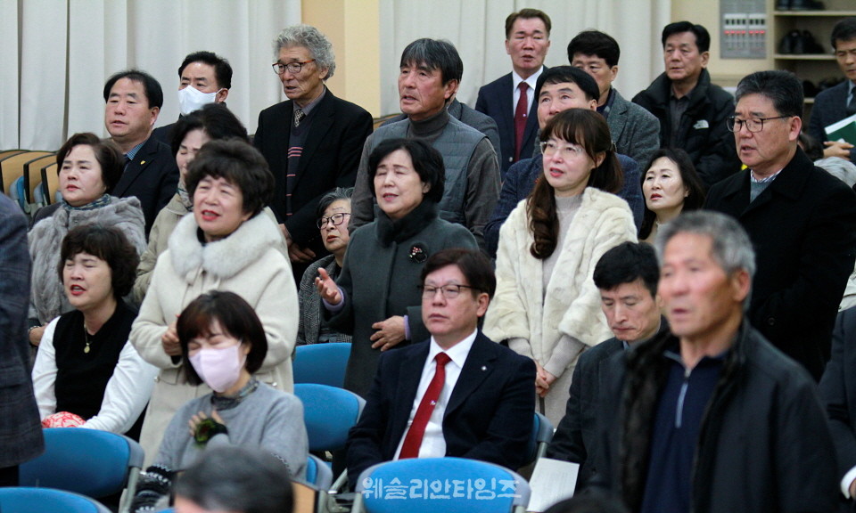 ▲동부연회, 정책 토론회-삼천 로뎀힐링타운 개회예배 모습