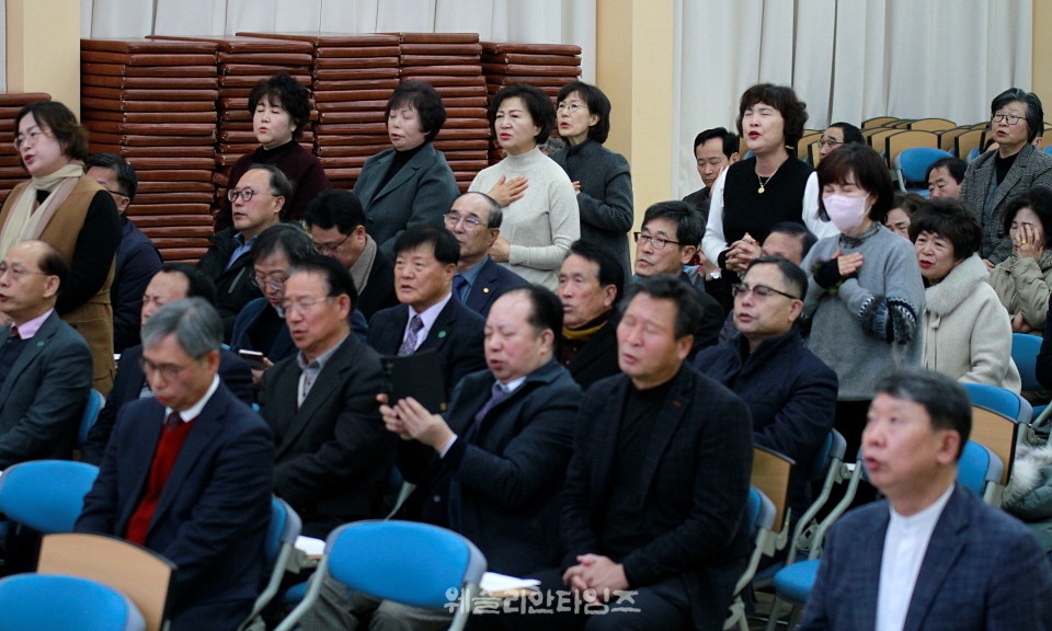 ▲동부연회, 정책 토론회-삼천 로뎀힐링타운 개회예배 모습