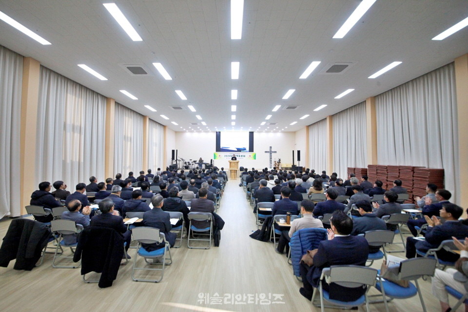 ▲동부연회, 정책 토론회-삼천 로뎀힐링타운 개회예배 모습