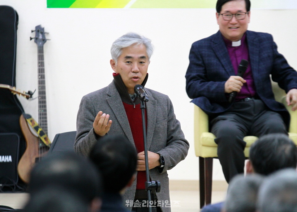 ▲동부연회, 정책 토론회-삼천 로뎀힐링타운에서 발언하는 연회원들 모습