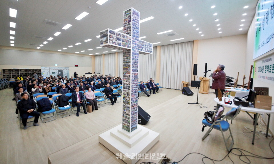 ▲동부연회, 정책 토론회-삼천 로뎀힐링타운 오후 힐링 시간에 우광혁 교수 공연 모습