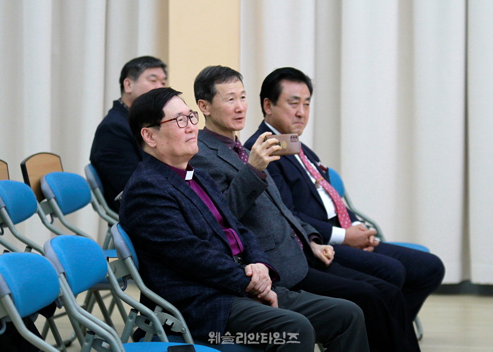 ▲동부연회, 정책 토론회-삼천 로뎀힐링타운 힐링 공연을 지켜보고 있는 모습