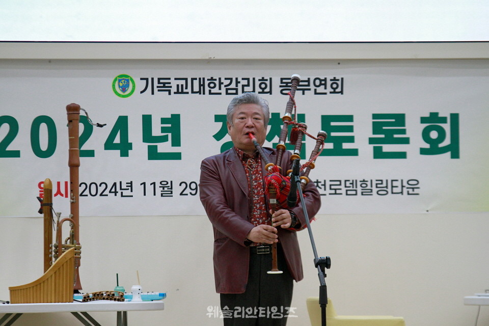 ▲동부연회, 정책 토론회-삼천 로뎀힐링타운 오후 힐링 시간에 우광혁 교수 공연 모습