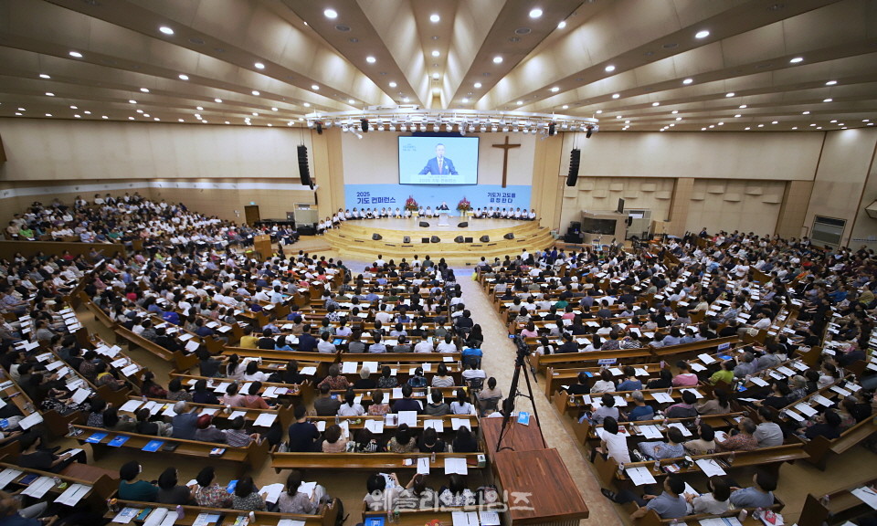 ▲2025 기도컨퍼런스, 첫날 새교재로 강의를 시작한 백용현 목사와 전국에서 모인 성도들과 교역자들 모습