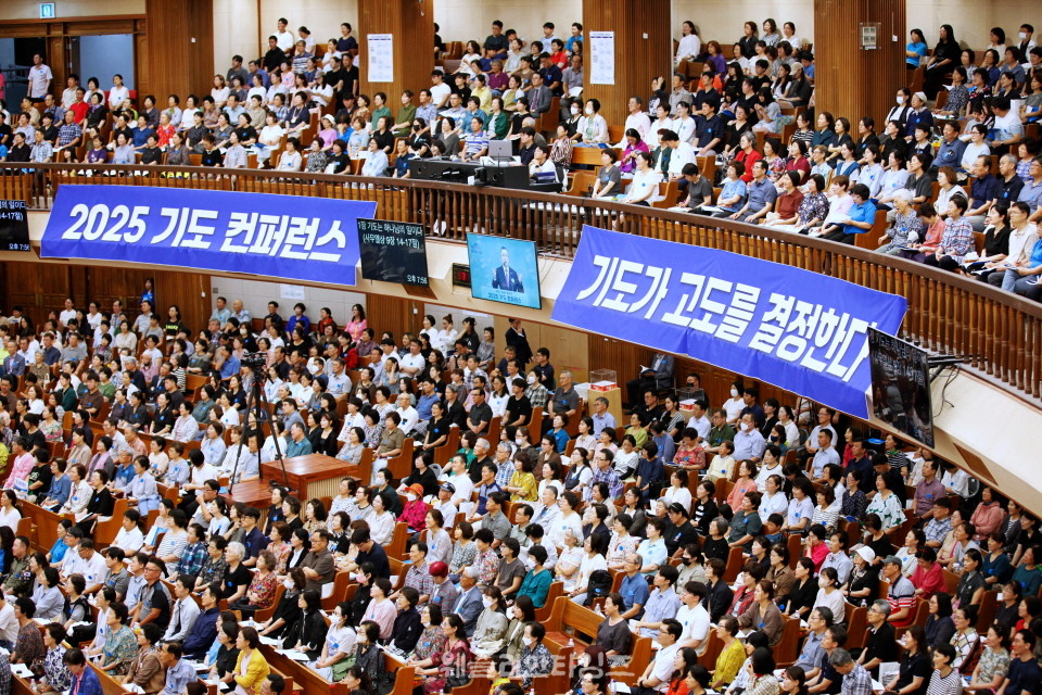 ▲2025 기도컨퍼런스, 첫날 전국에서 5,000여명이 모여 백용현 목사의 강의를 듣고 있는 모습