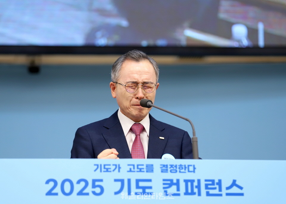 ▲2025 기도컨퍼런스, 매시간 강의를 마치고 강하고 담대하게 주님께 기도하는 백용현 목사, '기도가 고도를 결정한다'를 매시간 강조하면서 참석한 교우들과 교역자들과 함께 뜨겁게 기도 했다.