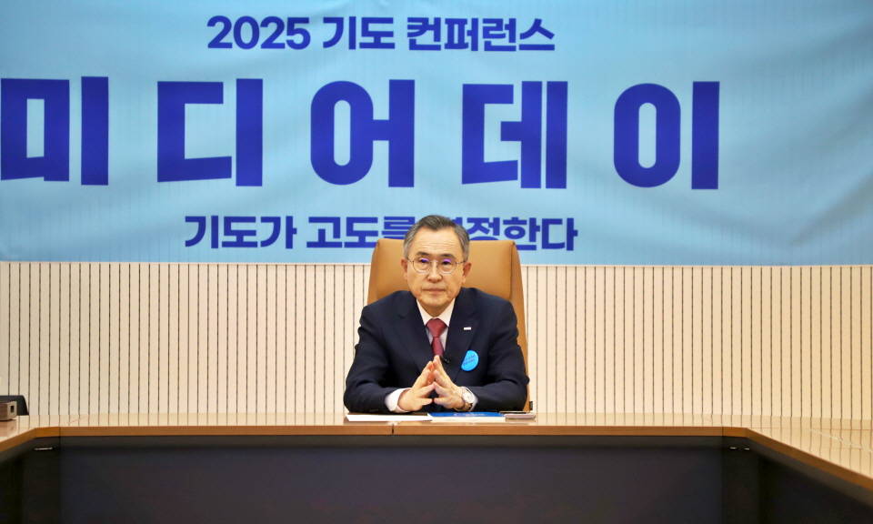 ▲2025 기도컨퍼런스, 첫날 시작전 미디어데이를 통해서 컨퍼런스를 준비 과정을 인사하는 백용현 목사