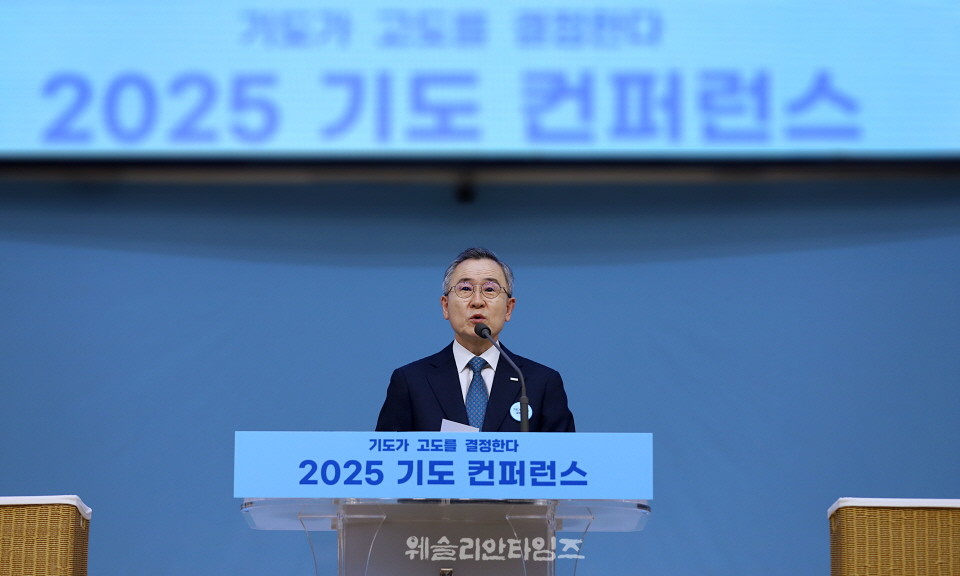 ▲2025 기도컨퍼런스, 새 교재로 강의를 전하는 백용현 목사