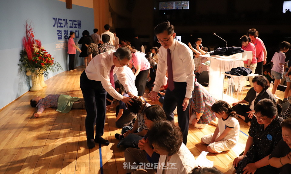 ▲2025 기도컨퍼런스 첫날 강의름 마치고 안수기도하는 백용현 목사